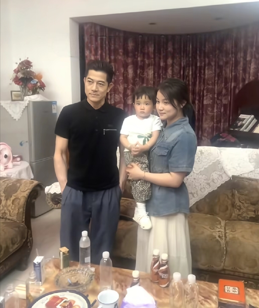 61歲郭富城參觀方媛舅舅的飯店，和一幫親戚喝酒，獲外婆擁抱送別