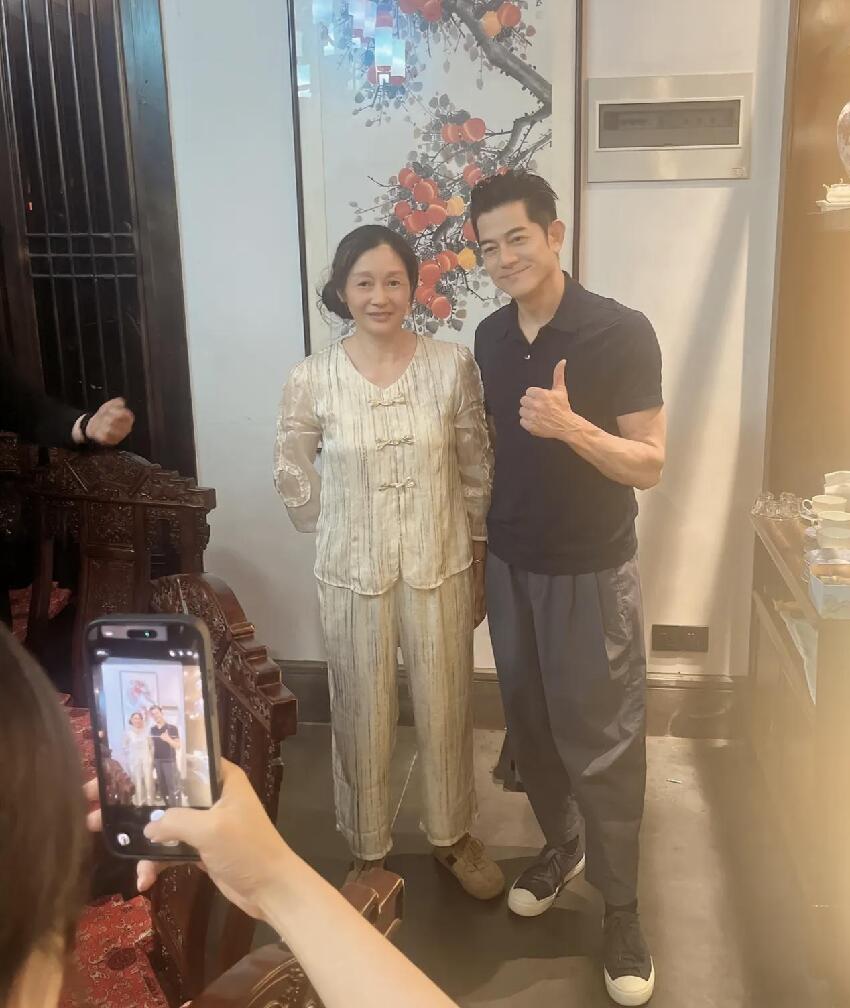 61歲郭富城參觀方媛舅舅的飯店，和一幫親戚喝酒，獲外婆擁抱送別