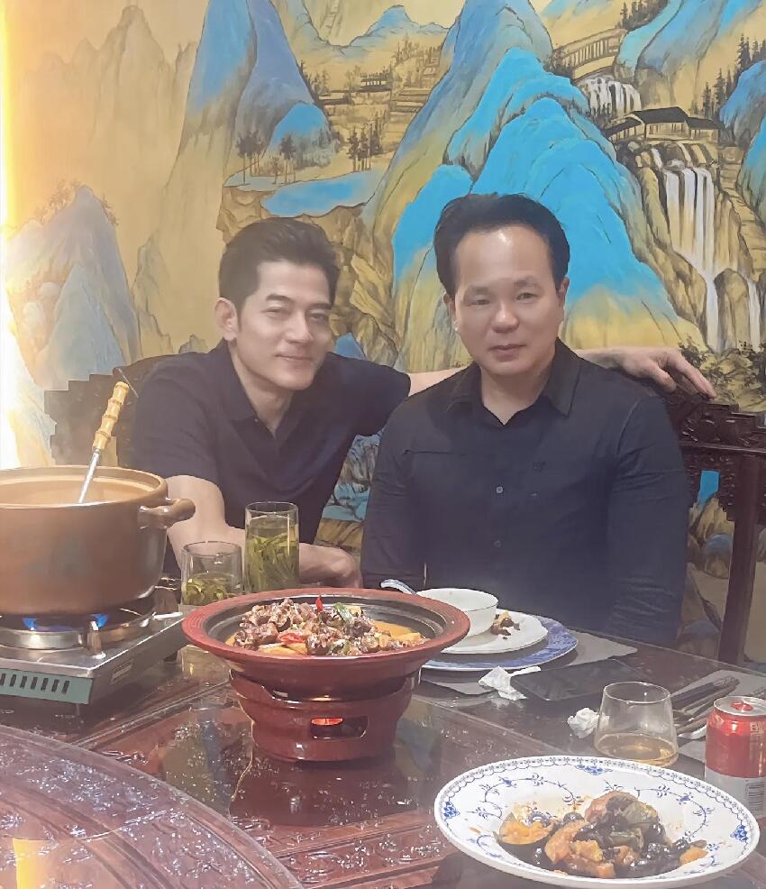61歲郭富城參觀方媛舅舅的飯店，和一幫親戚喝酒，獲外婆擁抱送別