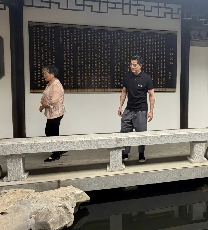 61歲郭富城參觀方媛舅舅的飯店，和一幫親戚喝酒，獲外婆擁抱送別