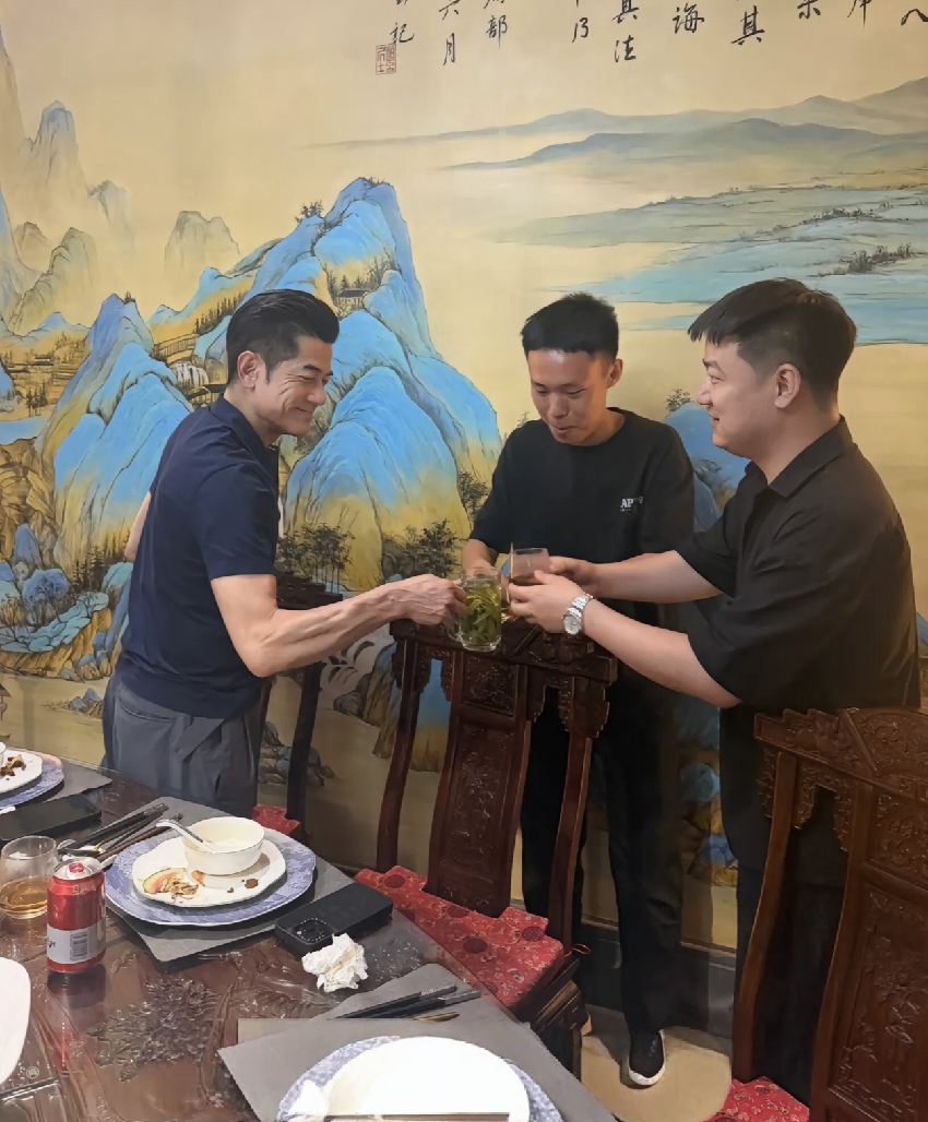 61歲郭富城參觀方媛舅舅的飯店，和一幫親戚喝酒，獲外婆擁抱送別