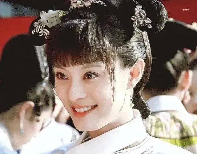 42歲孫儷和親妹妹合照曝光，兩人穿紅裙的外貌反差大，相差19歲絲毫看不出年齡差！
