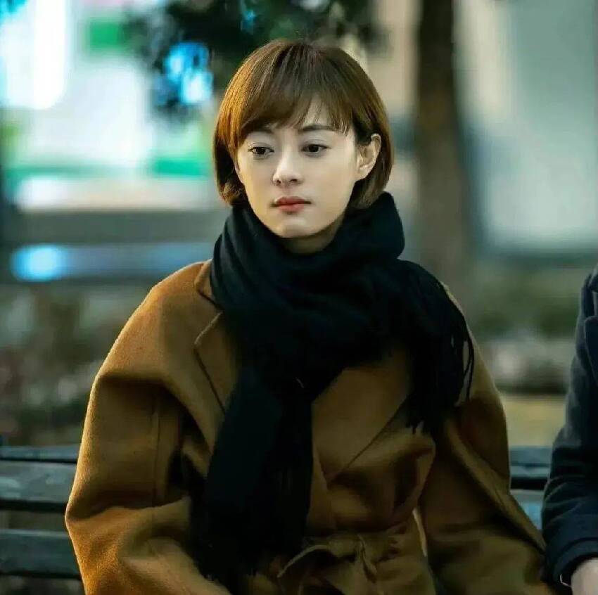 42歲孫儷和親妹妹合照曝光,兩人穿紅裙的外貌反差大,相差19歲絲毫看不出年齡差!