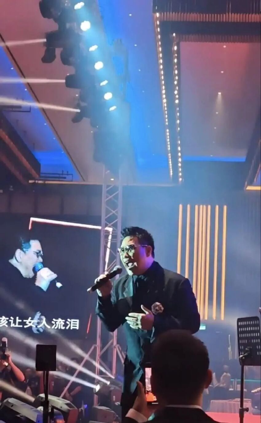 好久不見！知名港星突然現身胖到沒脖子，為公司年會表演，自曝是患癌高危人士