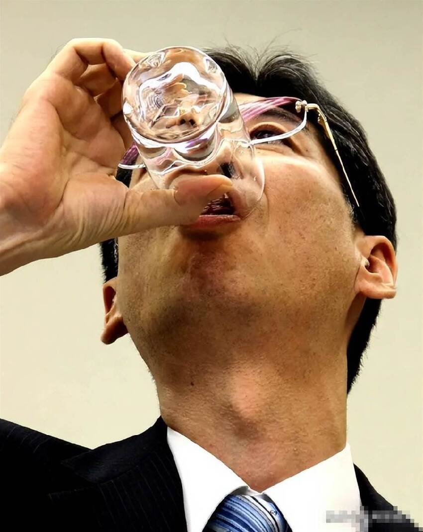 15 年前當眾喝下「核汙染水」的日本官員真實現況曝光眾人全看傻