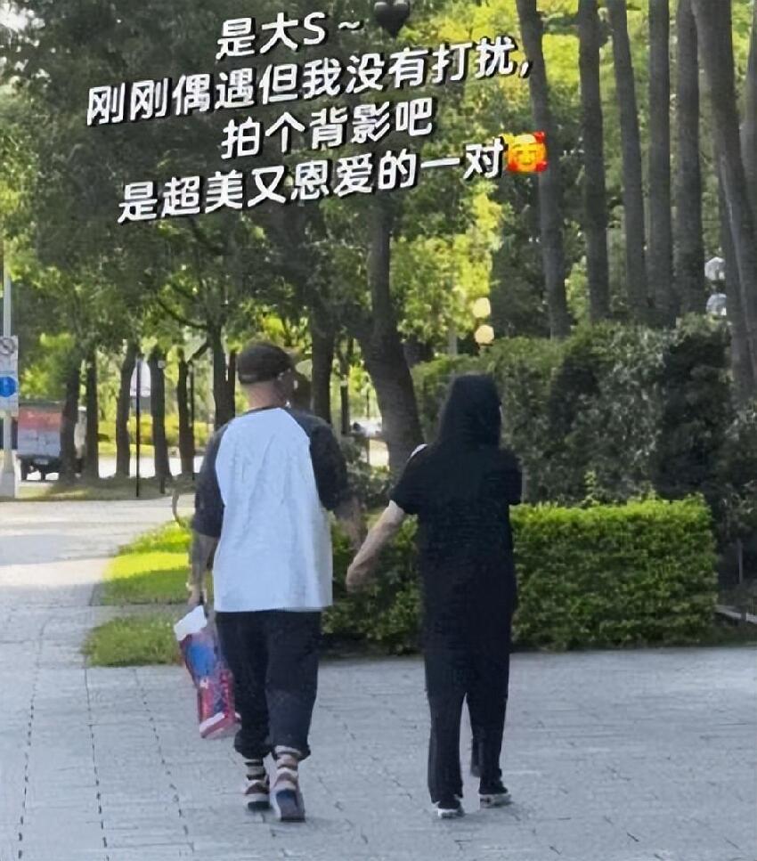 大S會吃醋嗎？汪小菲曬全家福，小梅牽著玥兒的手燦笑