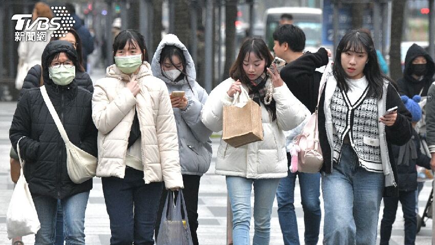 羽絨外套輸了！寒流來襲網大推「只要500塊超保暖外套」　價格親民「機車族也大推」：騎車穿也很夠