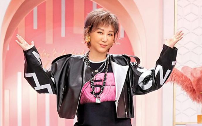 凌晨阿飄坐床尾!藍心湄驚見「背影像好友邱瓈寬」嚇壞 急打電話「一接起來大哭」:真的出事了