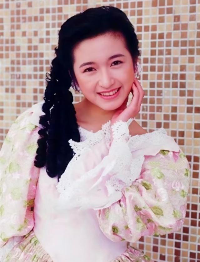 60歲TVB花旦楊羚身形大變走樣,出身演藝世家,年輕時清純模樣令人懷念感慨