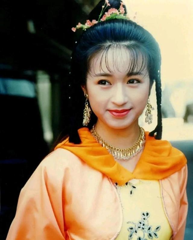 60歲TVB花旦楊羚身形大變走樣,出身演藝世家,年輕時清純模樣令人懷念感慨