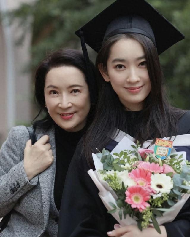 TVB「觀音娘娘」龔慈恩曬子女合照，沒想到她女兒比她更美啊！