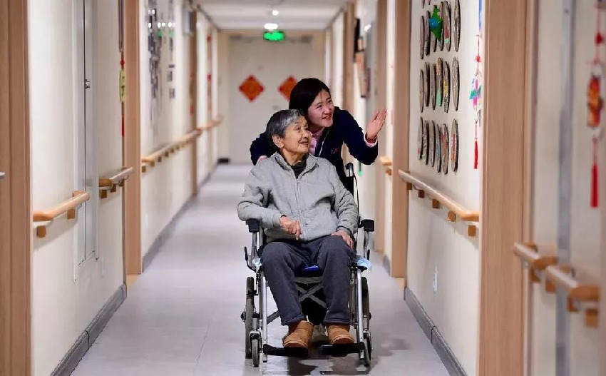 母親住我家養老11年！她「嚇走兒子女友」氣哭女兒　直到她95歲「臨終時說的話」我才明白：人老了以後怕什麼