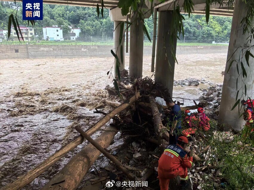 快訊／大橋發生恐怖坍塌！橋身斷裂墜河「釀11人身亡」...目前搜救狀況曝光