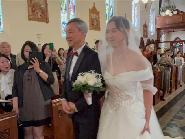 TVB老戲骨宣布喜訊，女兒結婚大半年誕下兒子，曬寶寶合照感興奮