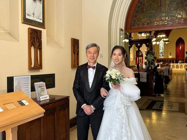 TVB老戲骨宣布喜訊，女兒結婚大半年誕下兒子，曬寶寶合照感興奮