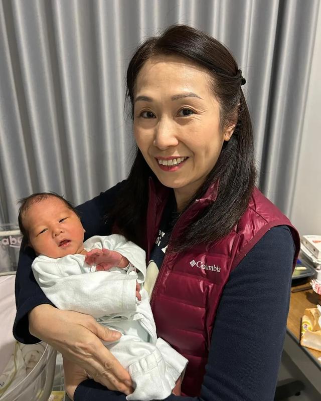 TVB老戲骨宣布喜訊，女兒結婚大半年誕下兒子，曬寶寶合照感興奮