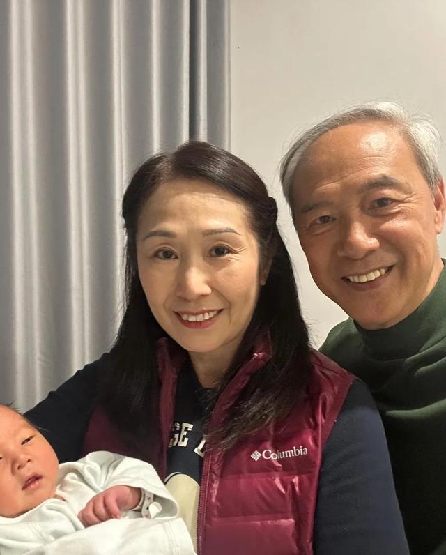 TVB老戲骨宣布喜訊，女兒結婚大半年誕下兒子，曬寶寶合照感興奮