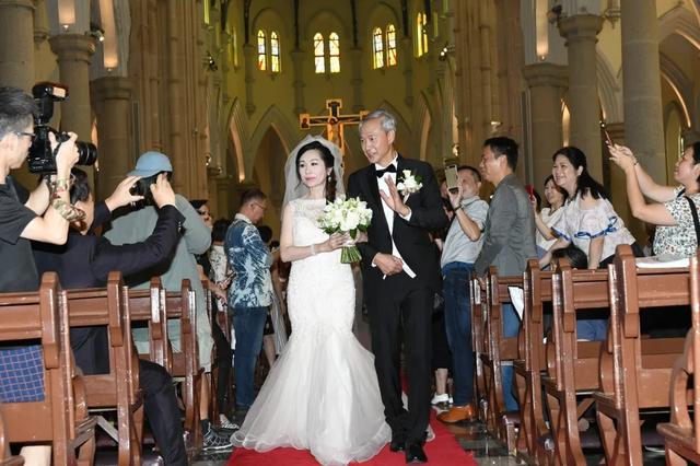 TVB老戲骨宣布喜訊，女兒結婚大半年誕下兒子，曬寶寶合照感興奮