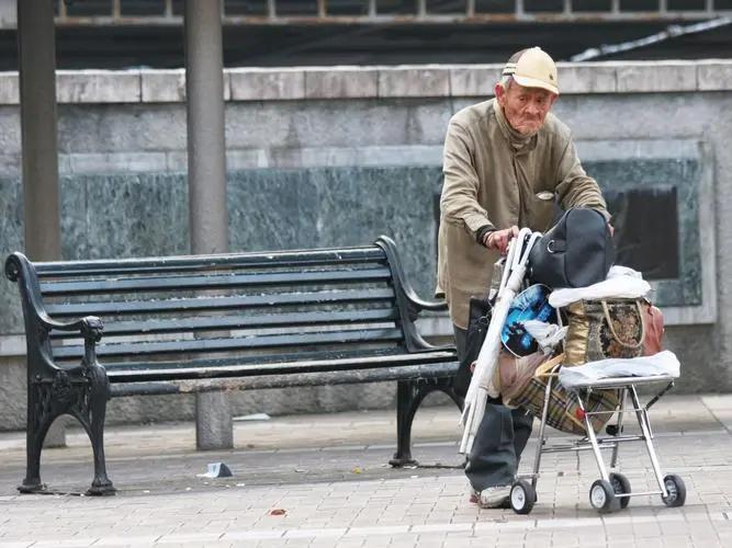 男子啃老58年！和9旬父親住一起「連續7年不出門」　工作人員上門查看「被子一掀開」嚇壞眾人