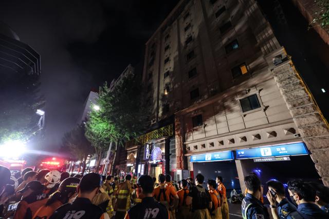 飯店竄出奪命惡火!多人倒臥樓梯走廊「釀至少7死」 她斷氣前通話「媽,我要死了」