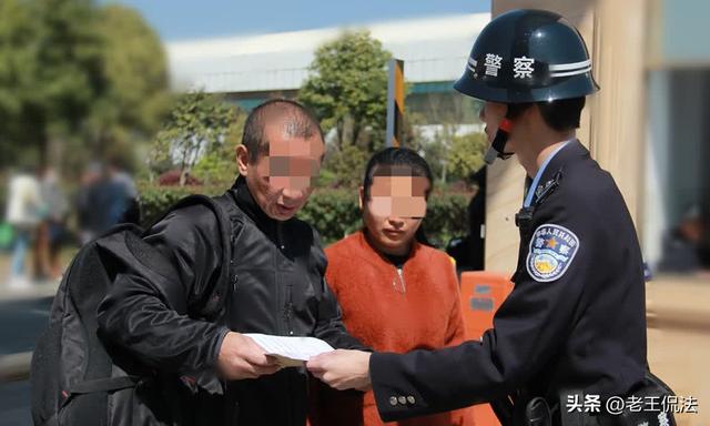 帶女兒搭高鐵!爸爸抱著她「進廁所半小時不出來」乘客察覺有異 乘務員一破門「眼前景象讓人震怒」