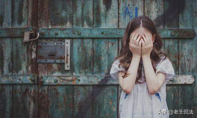帶女兒搭高鐵!爸爸抱著她「進廁所半小時不出來」乘客察覺有異 乘務員一破門「眼前景象讓人震怒」