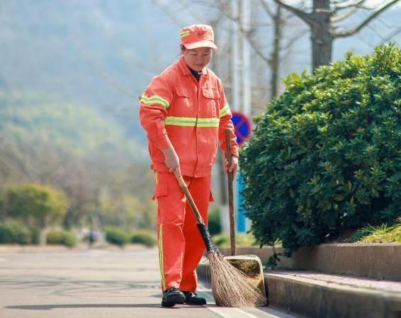 路邊「燒紙痕跡」被樹枝剪子菜刀「擺陣式包圍」，環衛工人都不敢掃，老一輩： 見到記住繞著走！