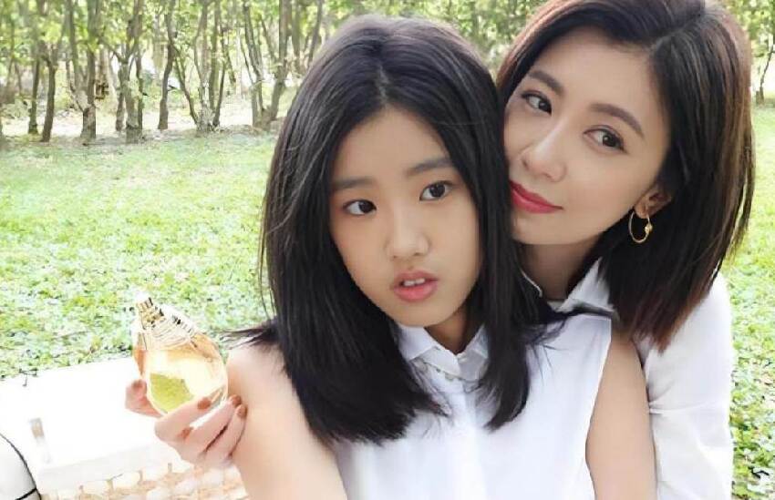 賈靜雯也沒想到，當年賠2600萬爭的女兒，如今用50億遺產替她爭光