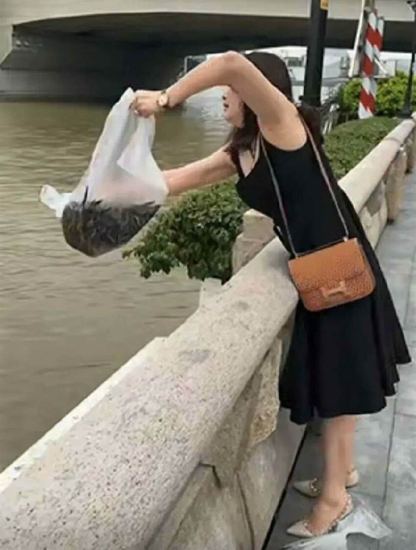 路邊看到一女子在河邊搞「放生」，黑乎乎一大袋，走進看清后：人在前面跑，魂在後面追！
