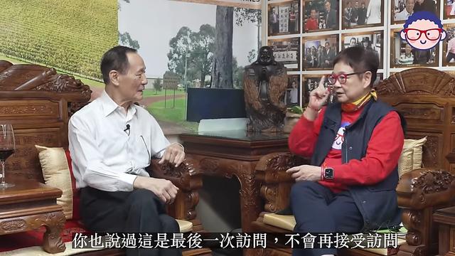 79歲陳惠敏西貢村屋招待客人！拄拐出門迎接，中式大宅放滿珍藏