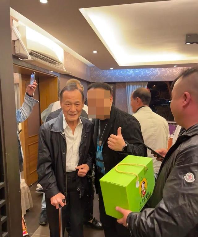 79歲陳惠敏西貢村屋招待客人！拄拐出門迎接，中式大宅放滿珍藏