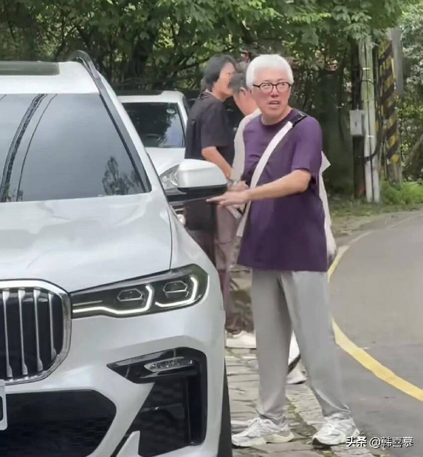 58歲台灣男歌手近況曝光！變白髮駝背翁，妻子已「交代後事」生病四月狀態堪憂