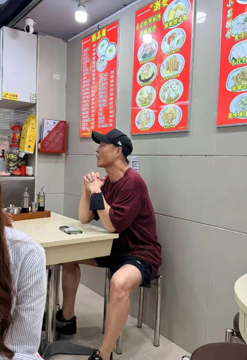 香港偶遇蔡一傑，獨自用餐戴帽子遮擋傷疤，腦癌擴散身形愈發消瘦