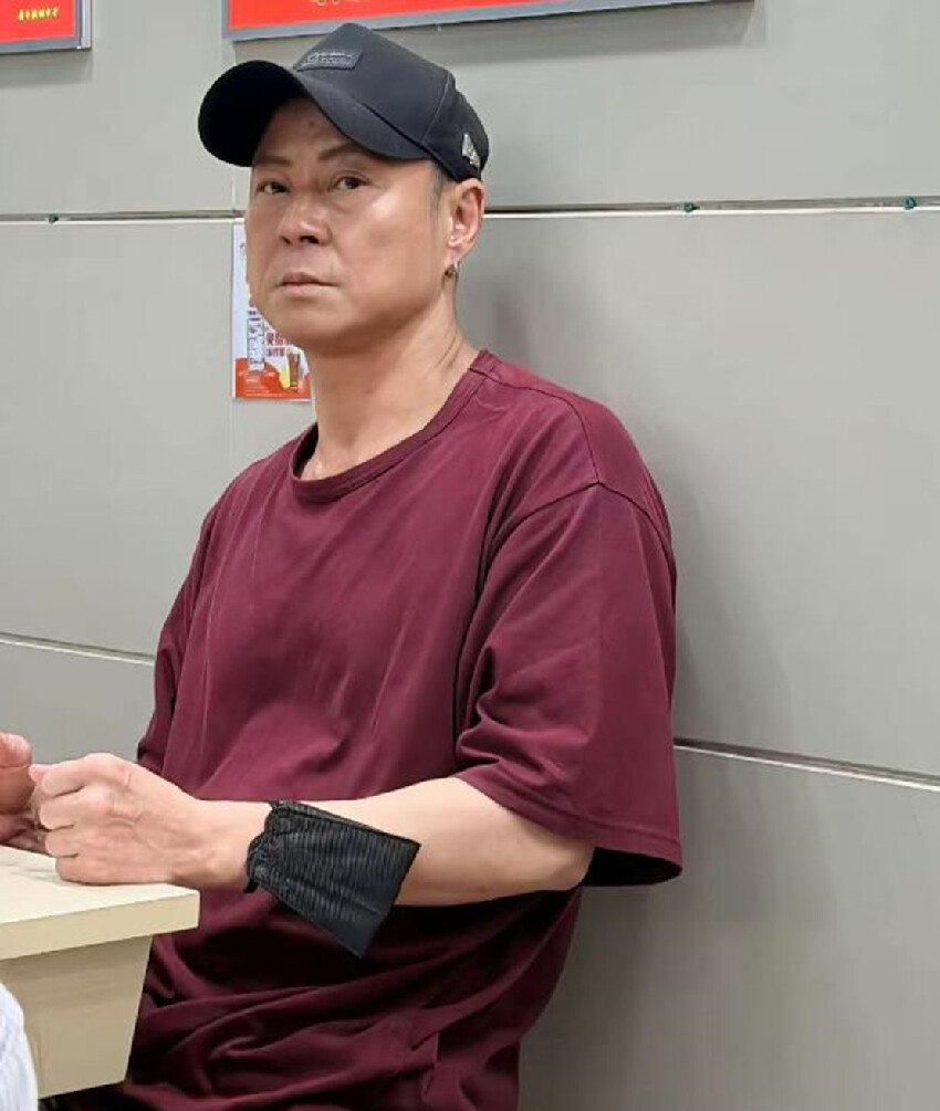 香港偶遇蔡一傑，獨自用餐戴帽子遮擋傷疤，腦癌擴散身形愈發消瘦
