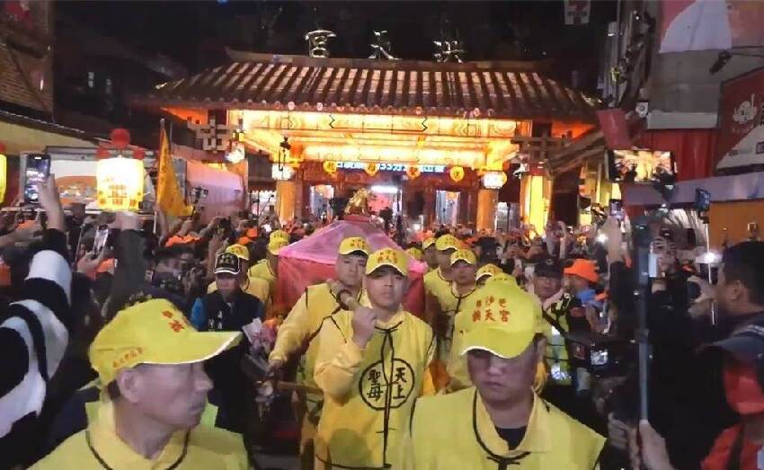 白沙屯媽祖繞境「突停在工地前」　工人一打開門「現場全感動淚崩」