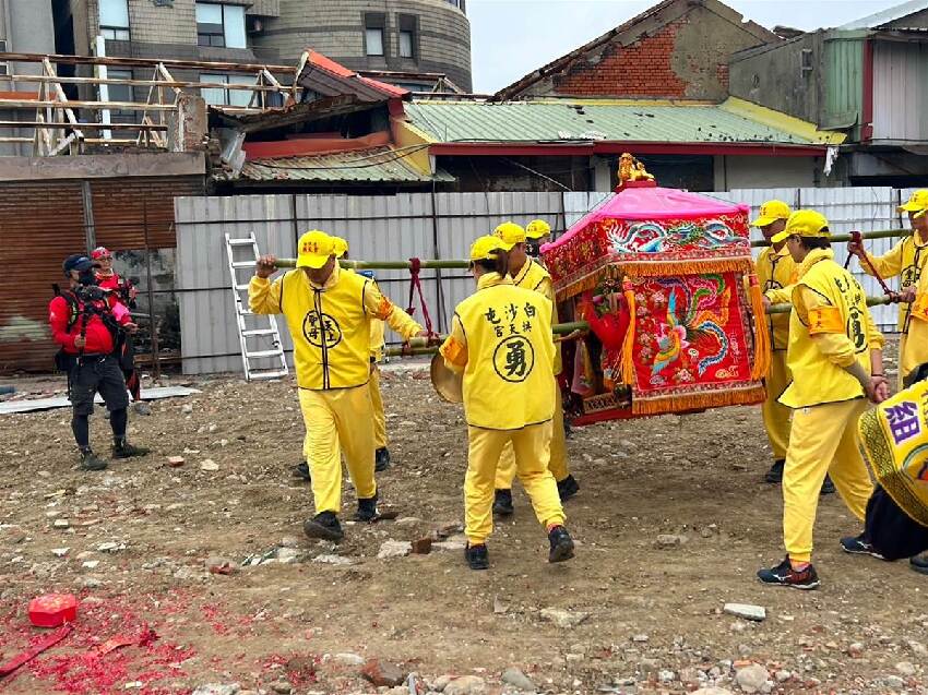 白沙屯媽祖繞境「突停在工地前」　工人一打開門「現場全感動淚崩」