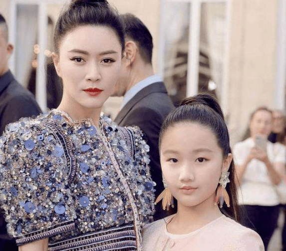 她當紅時懷孕，丈夫是誰至今是個謎，女兒12歲長相浮現生父基因