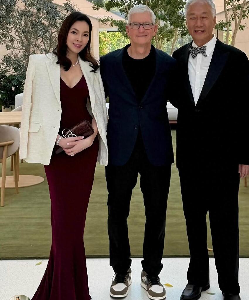 曾馨瑩真能忍，陪老公郭台銘參加庫克退休晚宴，向小三宣示正宮主權