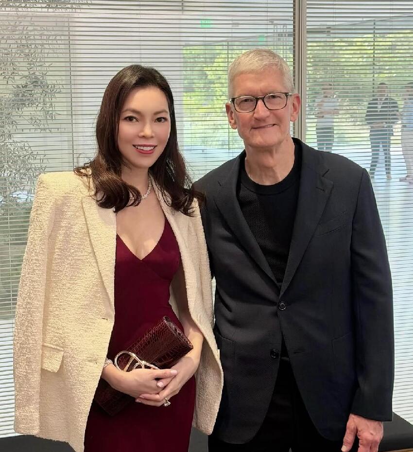 曾馨瑩真能忍，陪老公郭台銘參加庫克退休晚宴，向小三宣示正宮主權