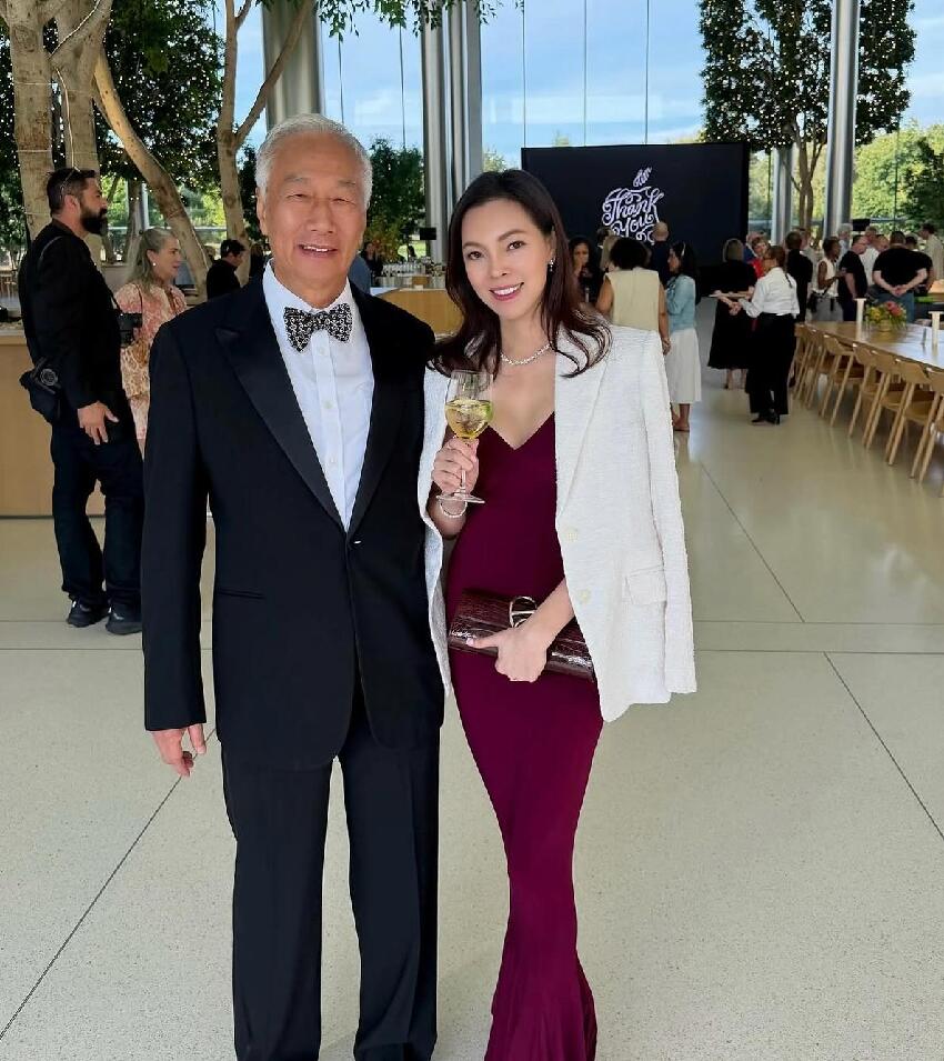 曾馨瑩真能忍，陪老公郭台銘參加庫克退休晚宴，向小三宣示正宮主權