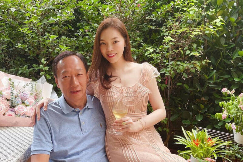 曾馨瑩真能忍，陪老公郭台銘參加庫克退休晚宴，向小三宣示正宮主權