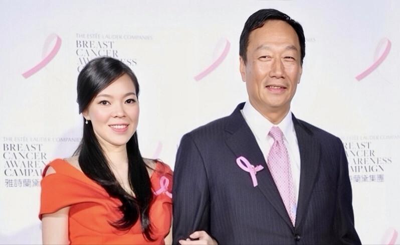 曾馨瑩真能忍，陪老公郭台銘參加庫克退休晚宴，向小三宣示正宮主權