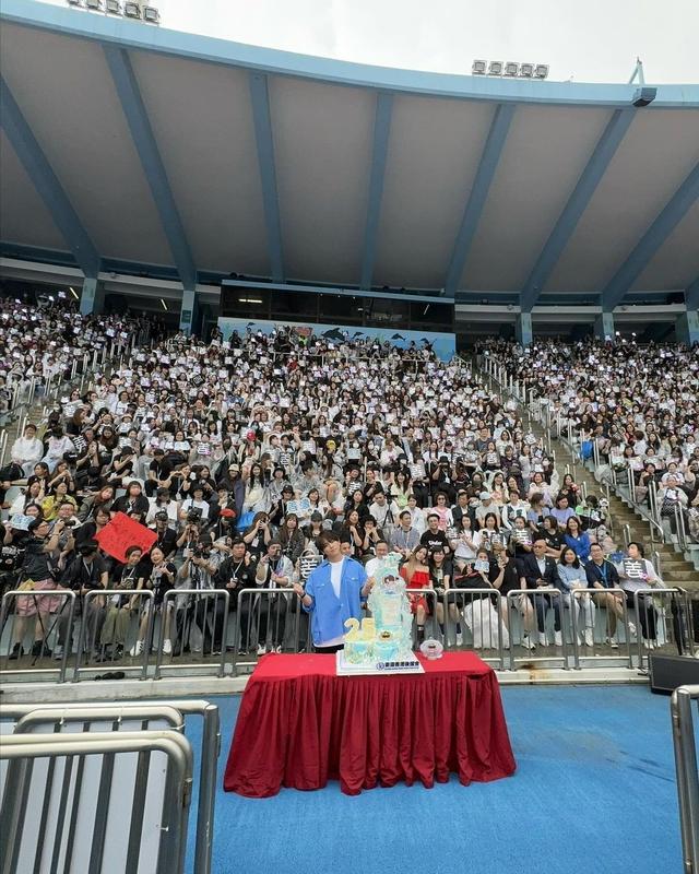 一場生日宴轟動全香港，林青霞都主動擁抱，25歲香港頂流姜濤憑啥