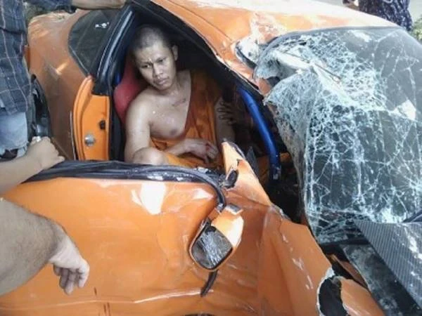 和尚駕駛100萬跑車出交通事故後，說了「7個字」，救援人員聽完不再救他！