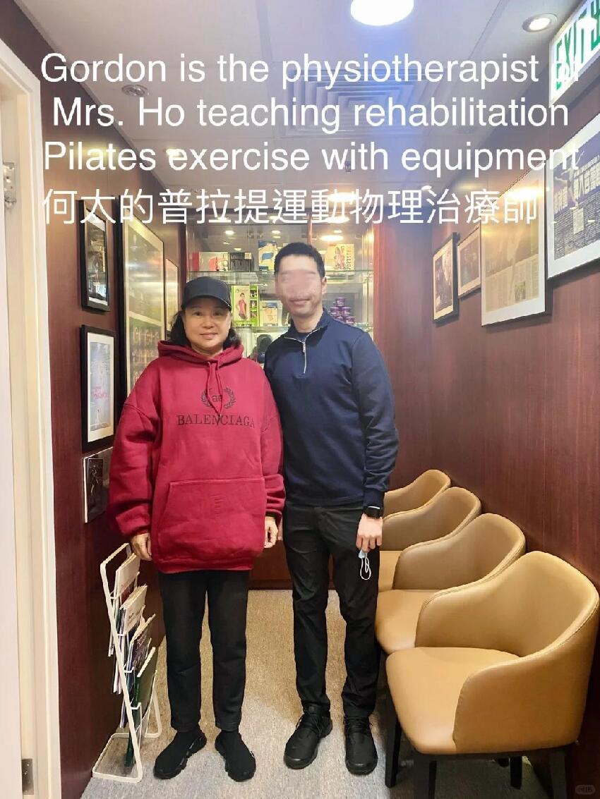 何超蓮罕曬全家福，71歲陳婉珍一身行頭過百萬，竇驍被指太討好！