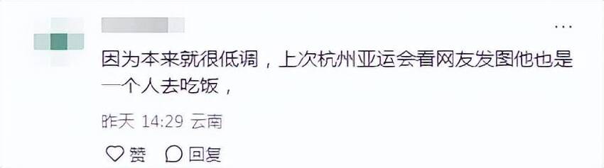 78歲霍震霆獨自現身平價餐廳，身邊不帶保鏢，坐角落吃雞飯太親切