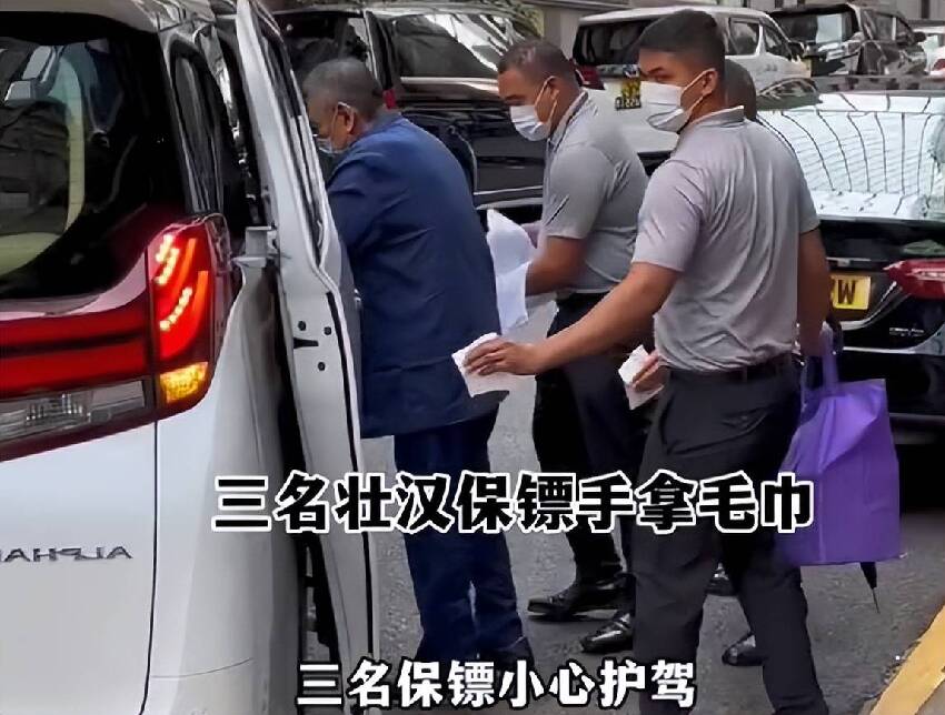 78歲霍震霆獨自現身平價餐廳，身邊不帶保鏢，坐角落吃雞飯太親切