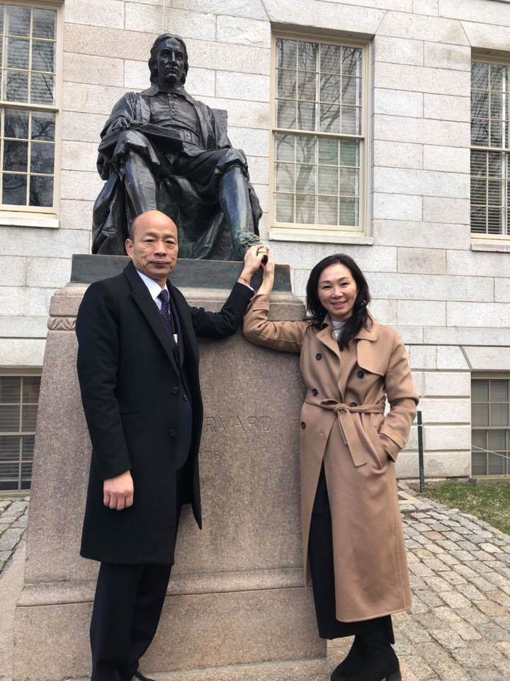韓國瑜老婆背景驚人！家中勢力「父親也曾踏入政壇」，命理師揭露「兩人前世今生」1承諾兌現