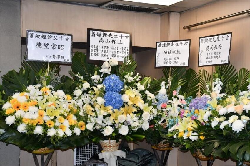 香港金牌製作人靈堂布置曝光，早前不敵病魔離世，明日將出殯火化