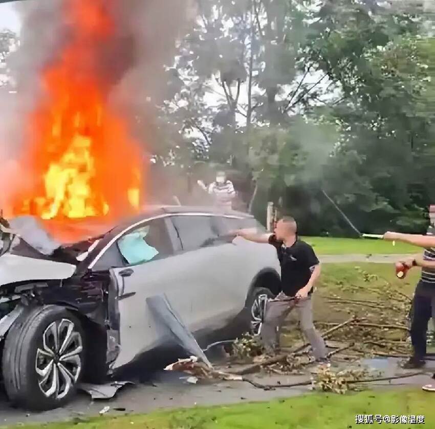 電動車燃爆起火！女駕駛「打不開車門」不幸喪命，身分被挖出「是漂亮大咖」 #原是人生勝利組